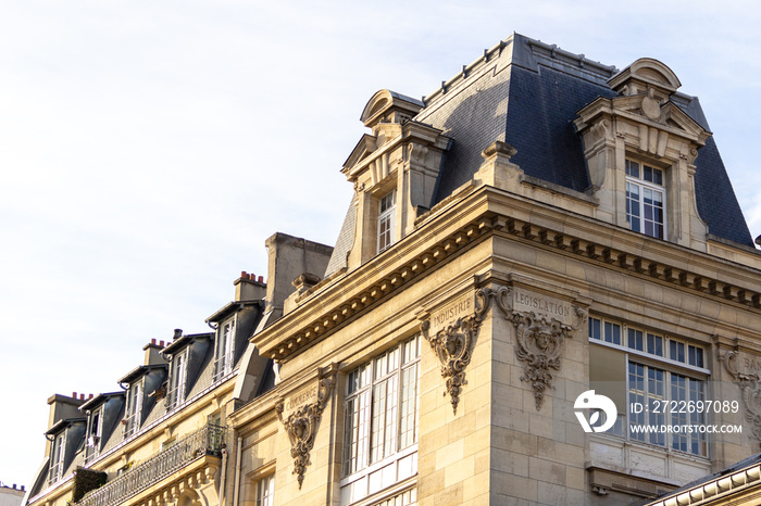 Edificio estilo hausmann en París