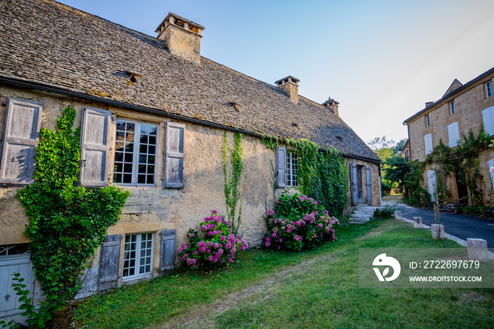 Le village de Saint-Genies et ses toits de Lauze