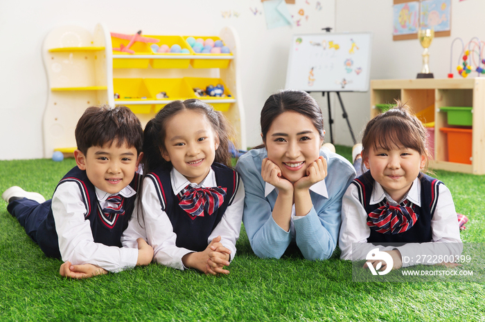 小学生们趴在草地上