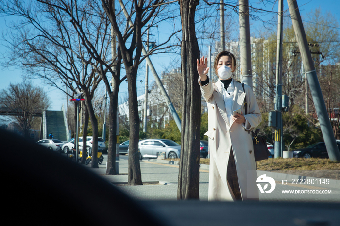 青年女人路边打出租车