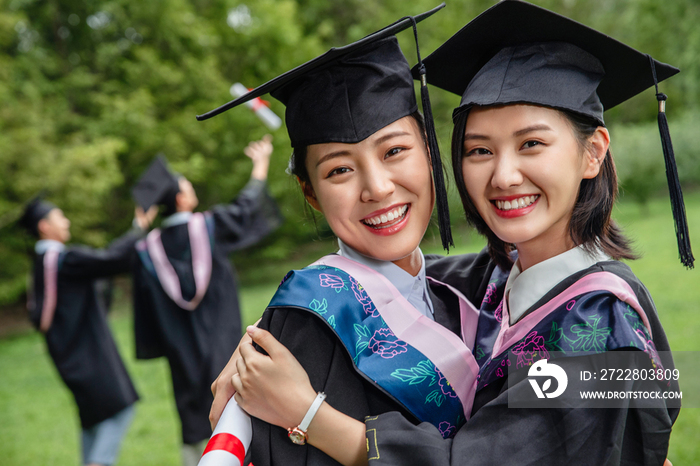 户外穿着学士服的大学生们