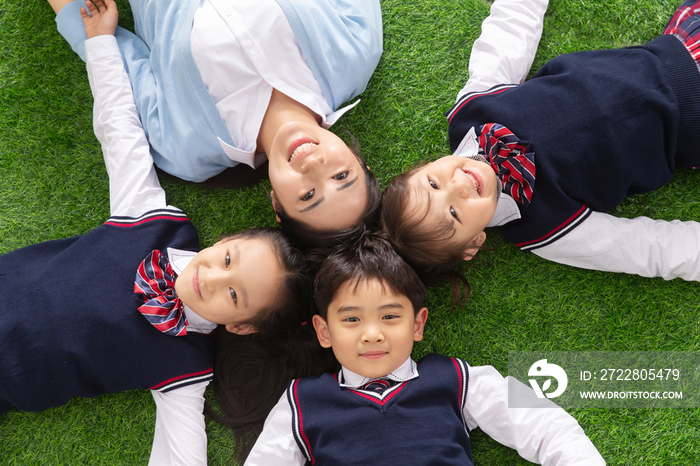 小学生们躺在草地上