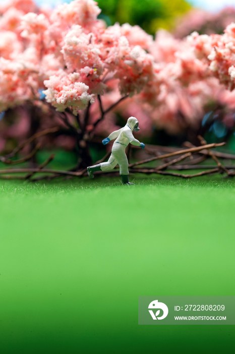 樱花树旁的医护人员奔跑的身影