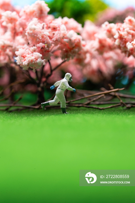 樱花树下的医护人员奔跑的身影
