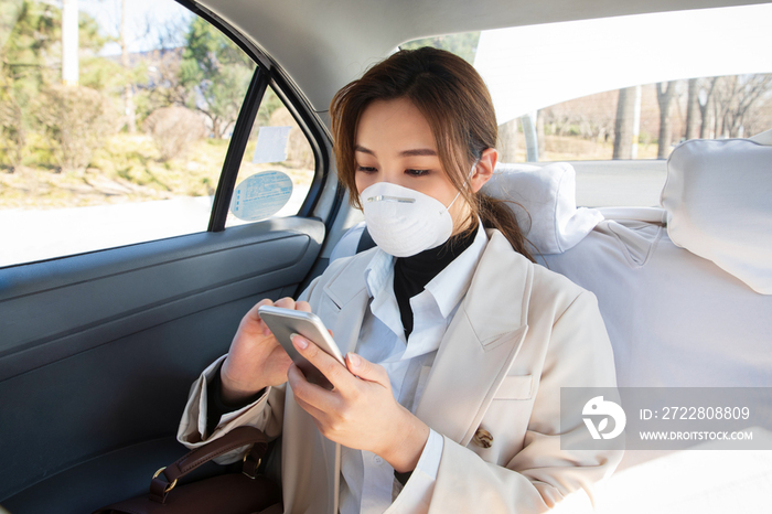 年轻女人戴口罩乘坐汽车