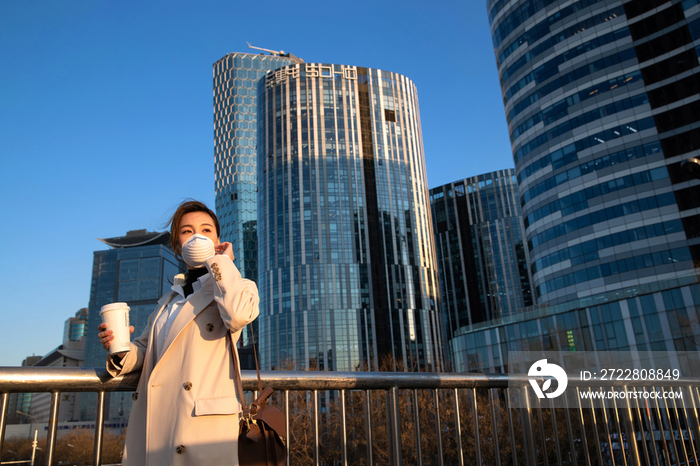 户外戴口罩的青年女人