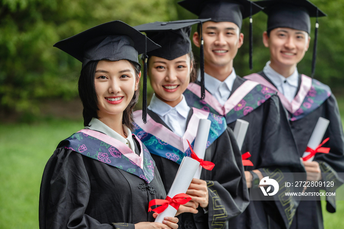 户外穿着学士服的大学生们