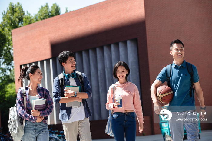 下课后的大学生在校园里