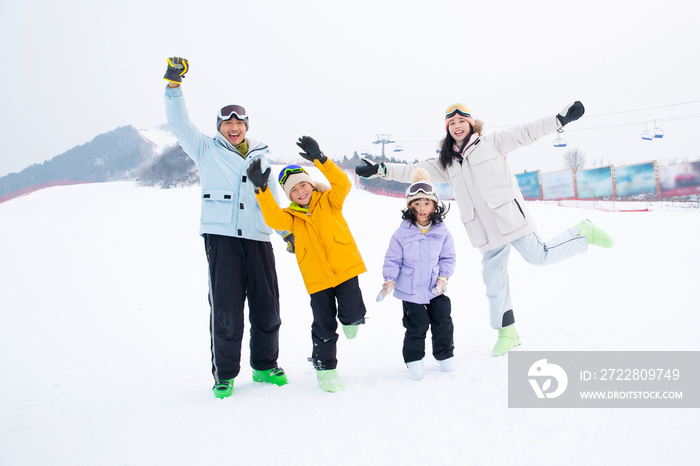 滑雪场上欢呼雀跃的四口之家