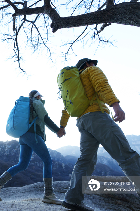 户外登山的青年伴侣