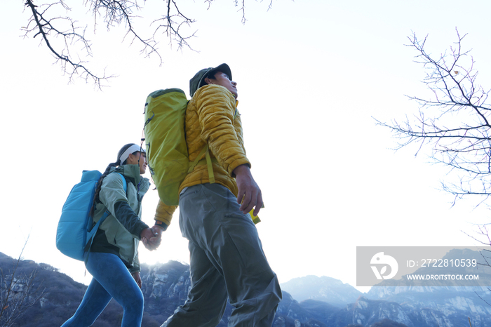 户外登山的青年伴侣