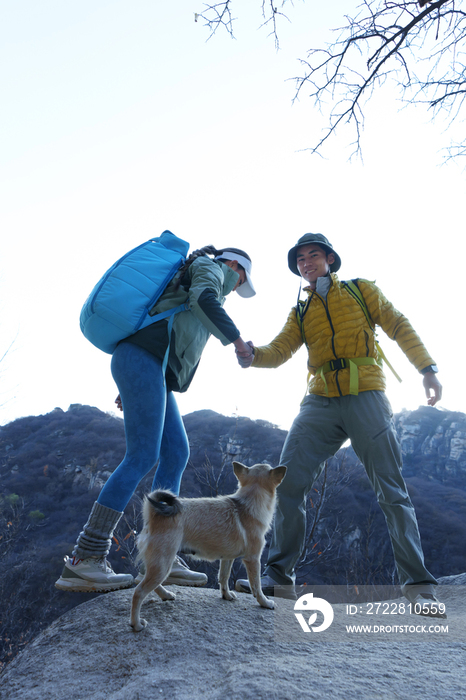 户外登山的青年伴侣