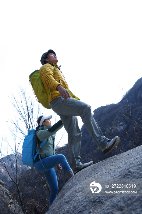 户外登山的青年伴侣