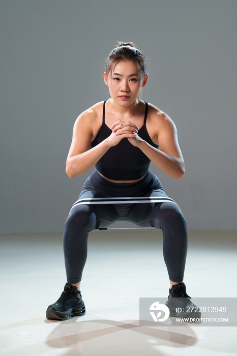 青年女人健身