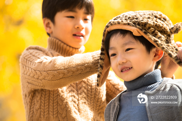 两个男孩在户外