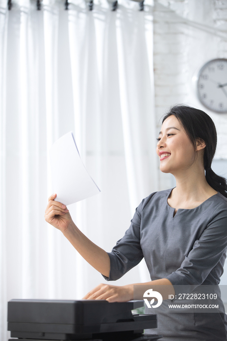 青年商务女人在办公