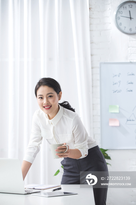 青年商务女人使用笔记本电脑办公