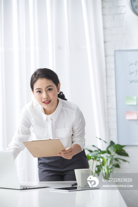 青年商务女人在办公