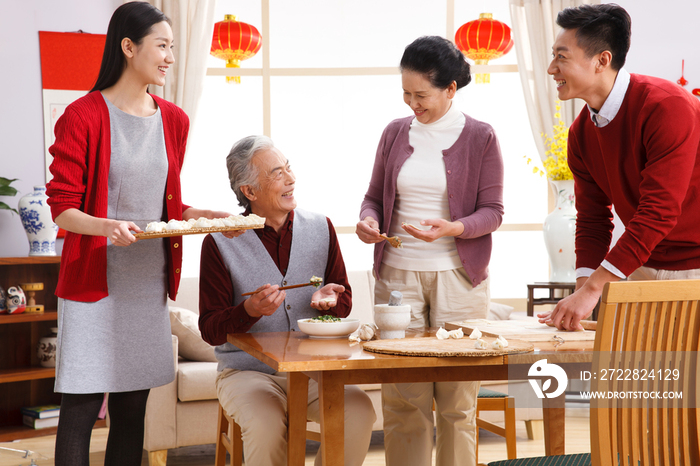 快乐家庭过新年包饺子