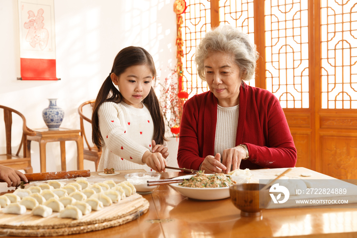 幸福家庭过年包饺子