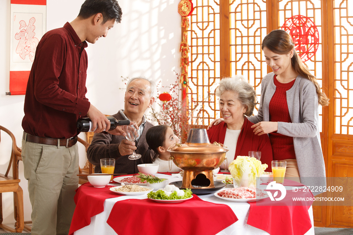 幸福家庭过年吃团圆饭