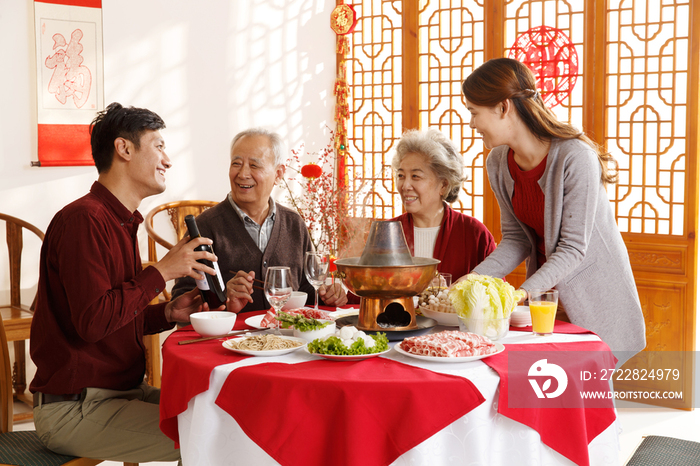 幸福家庭过年吃团圆饭