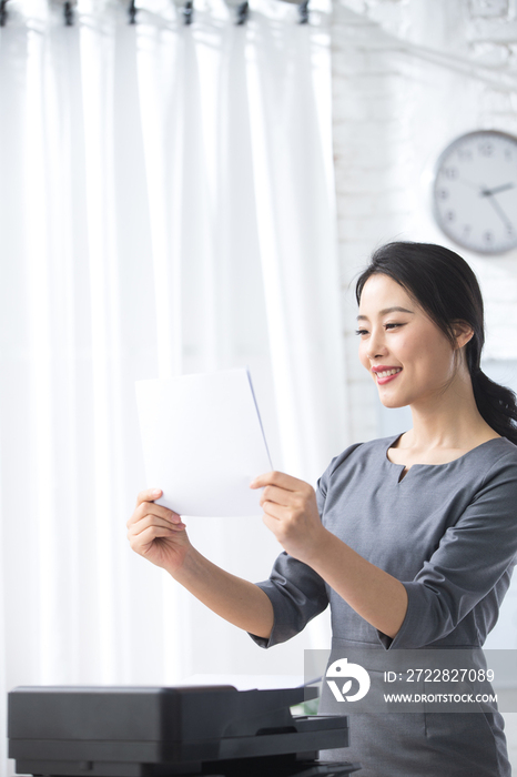 青年商务女人在办公