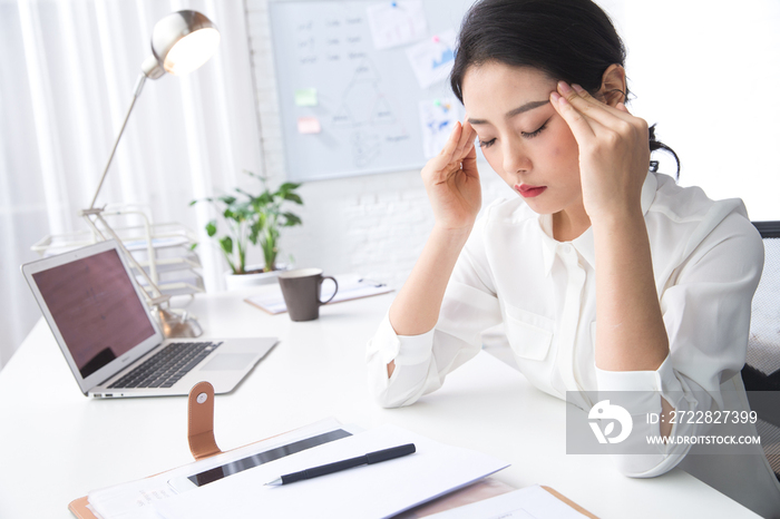 青年商务女人在办公