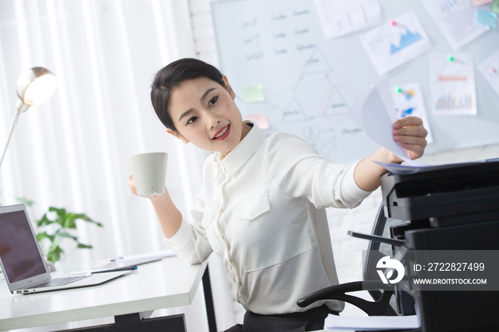 青年商务女人在办公