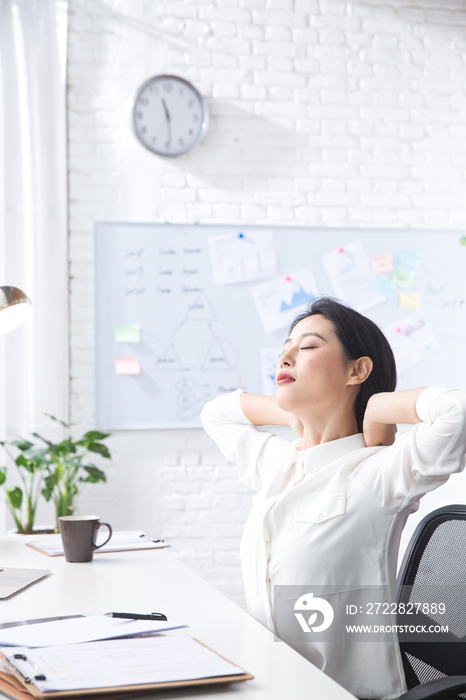 青年商务女人在办公