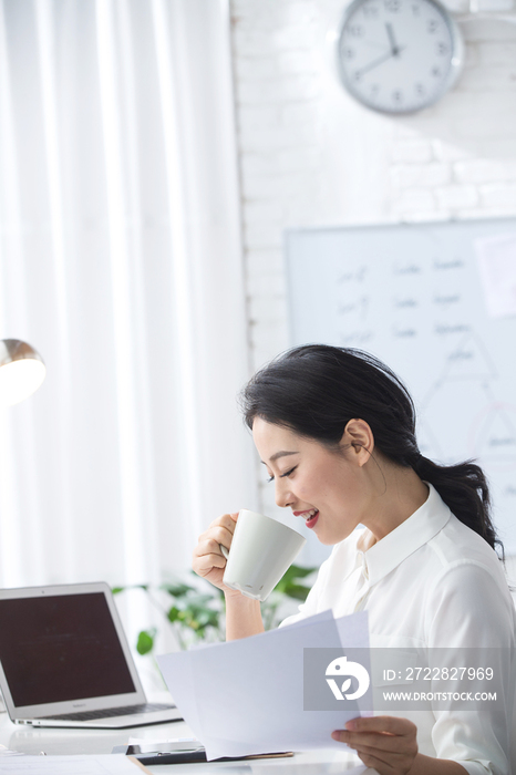 青年商务女人在办公