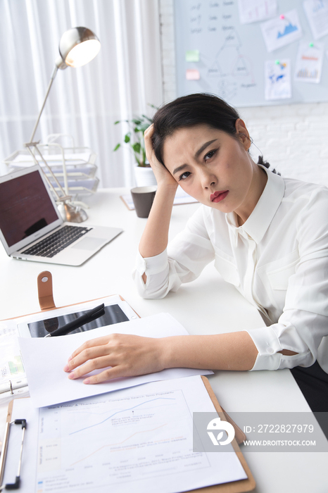 青年商务女人在办公