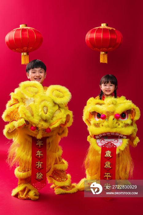 欢乐的男孩女孩舞狮庆祝新年