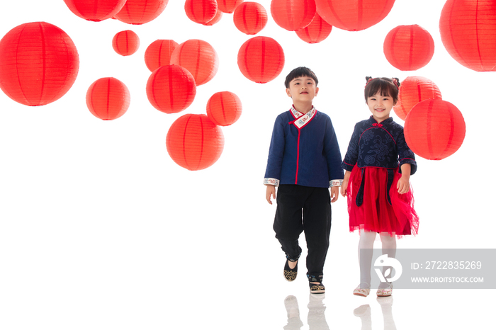 红灯笼下快乐的男孩女孩