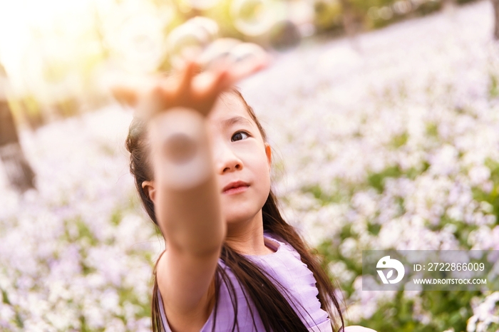 可爱的小女孩在户外