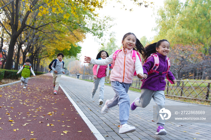 欢乐的小学生在户外奔跑