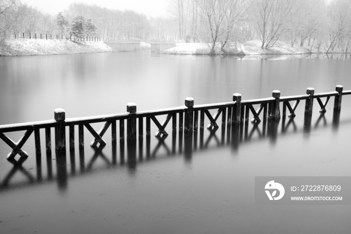 下雪后的湖边风景