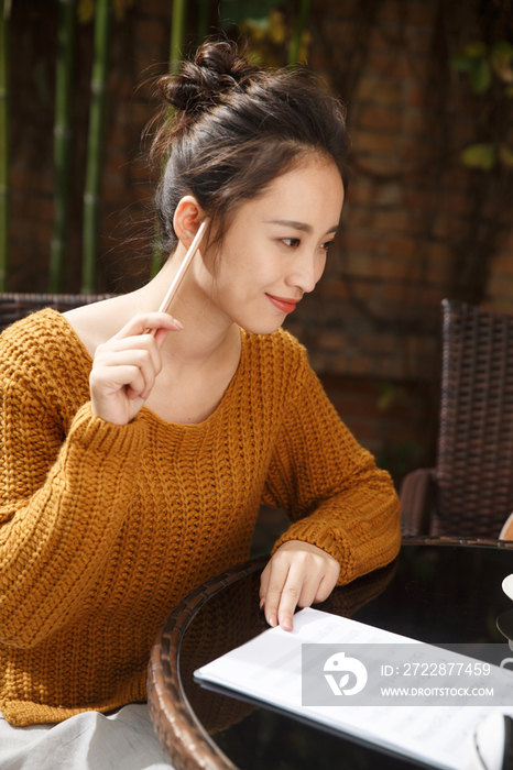 年轻女人写乐谱