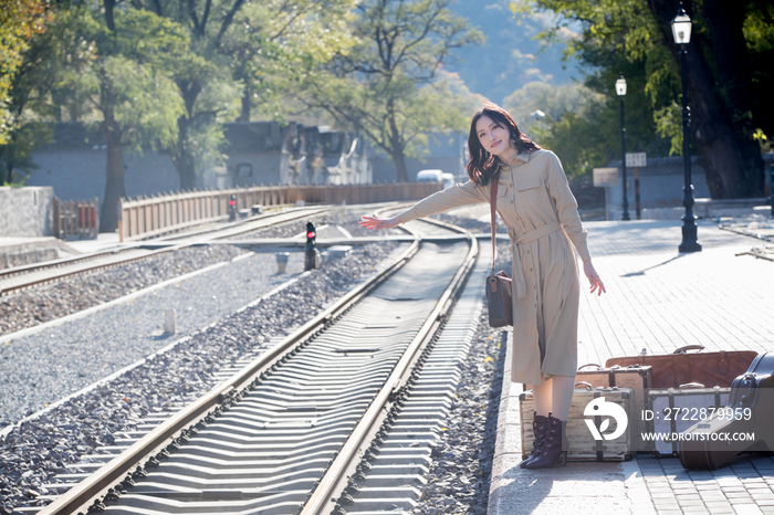 青年女人拿着行李箱旅行