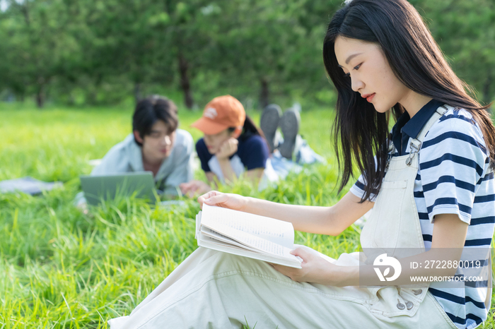 大学生在校园里看书学习