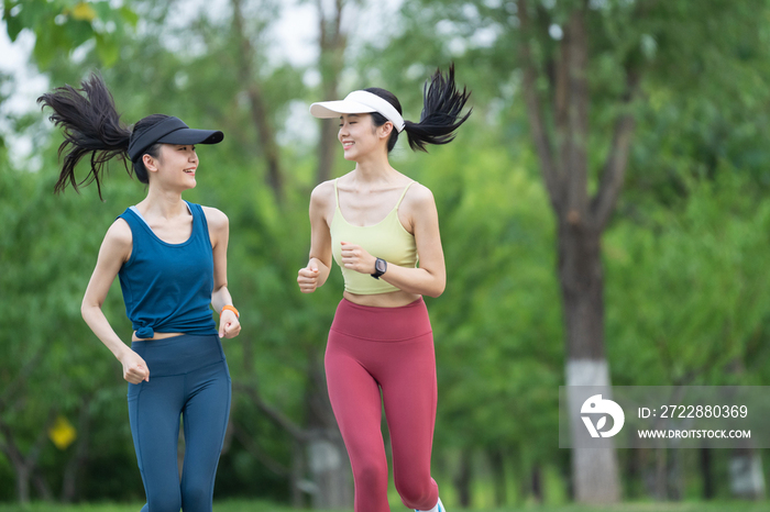 校园里跑步的女大学生