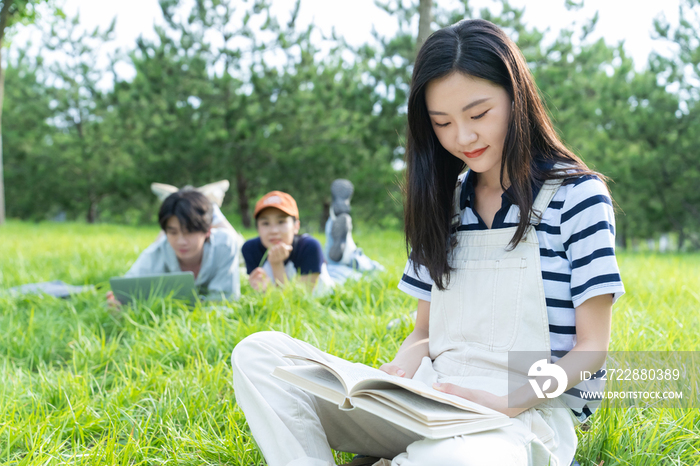 大学生在校园里看书学习