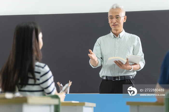 大学老师给学生们上课