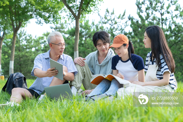 老师和大学生坐在校园里交谈