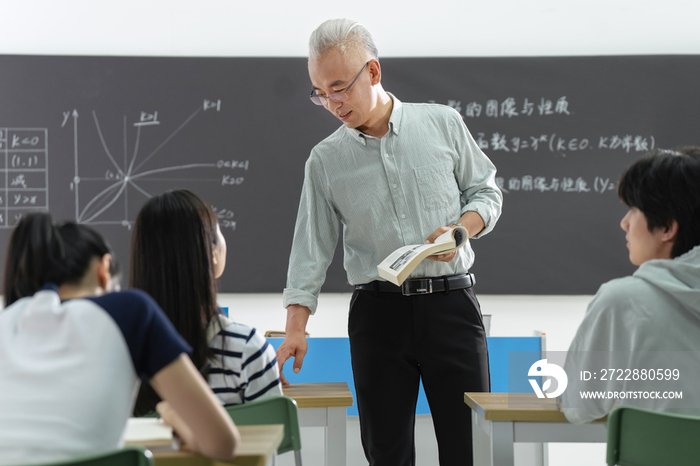 大学老师给学生们上课