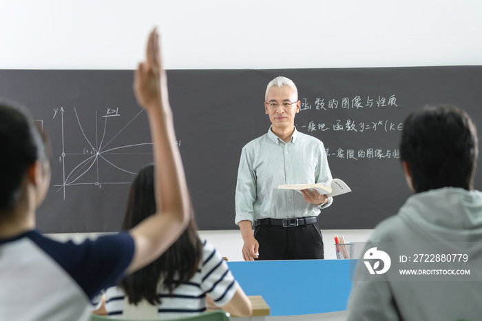 大学老师给学生们上课