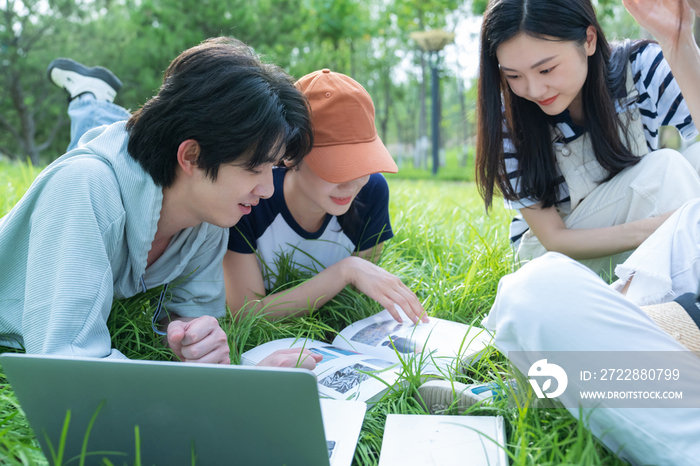 大学生在校园里看书学习