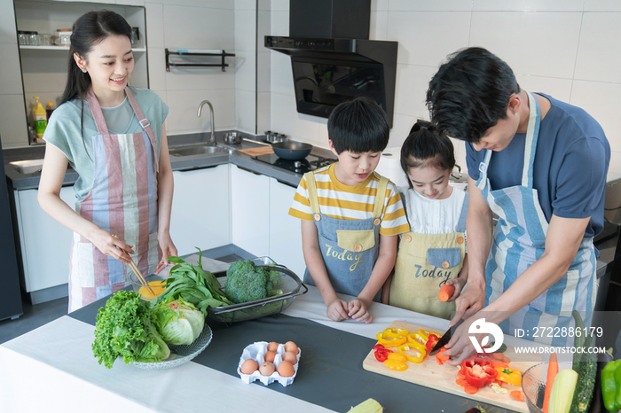 年轻父母教孩子学做饭