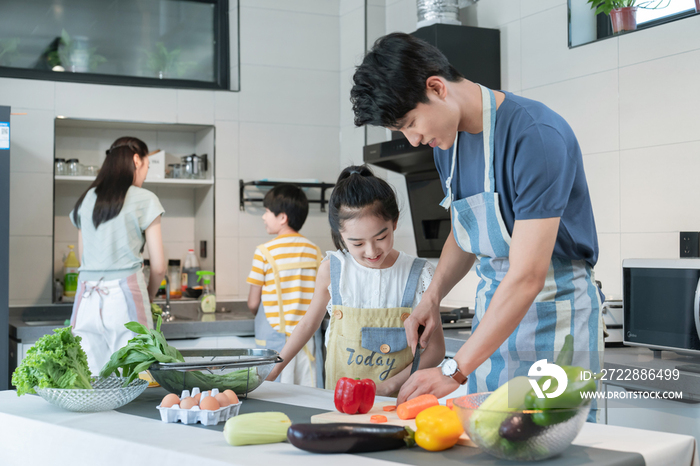 年轻父母教孩子学做饭