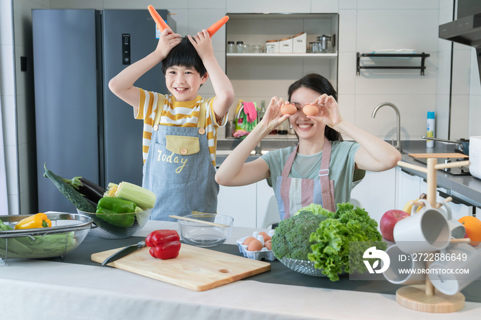 在厨房里学做饭的快乐母子